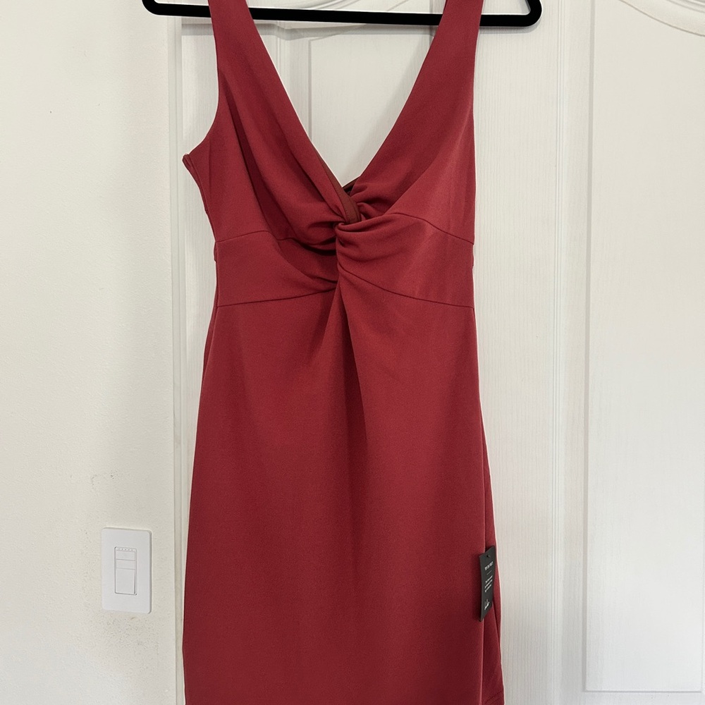 Lulu's elegant dress with front knot
